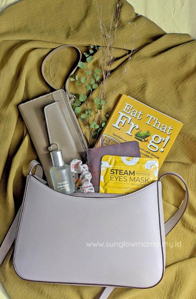 Praktek Foto flatlay angle dengan konsep Isi tas tangan sendiri. foto: sunglow mama
